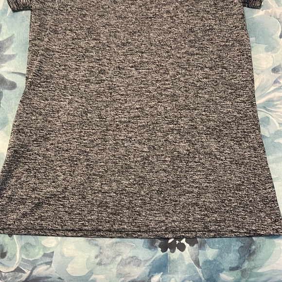 Women’s Under Armour shirt size small - Picture 9 of 9
